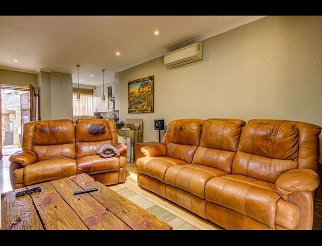 4 BEDROOM TOWNHOUSE FOR SALE IN ALLEN GROVE